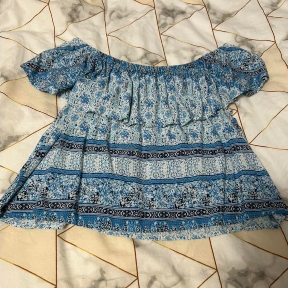 This is a blue top from rue 21 it is a size small it’s super soft and cute!!!